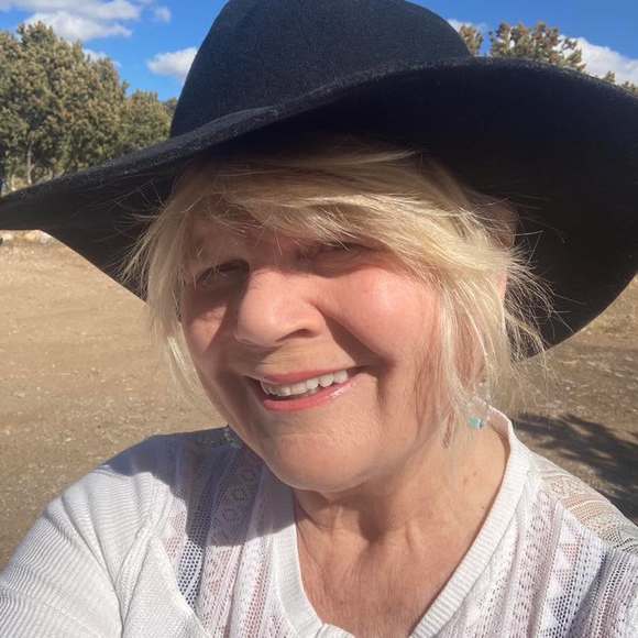 Meet your Posher, Laura - Picture 1 of 1